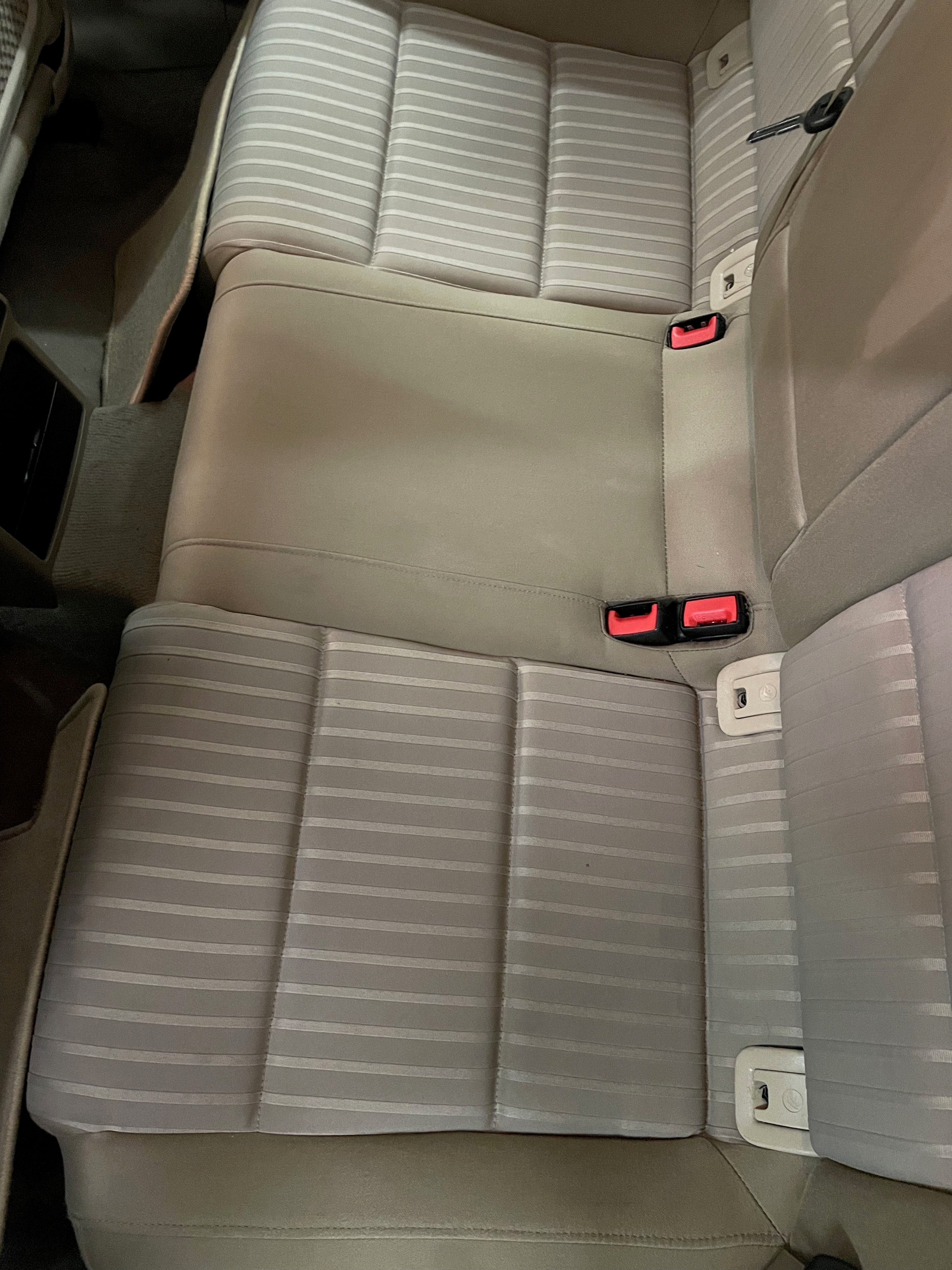 Fahrzeugrücksitz nach der Innenreinigung