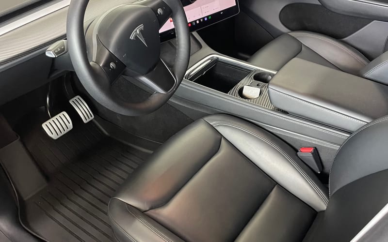 Tesla Innenraum nach der Reinigung – AutoCares