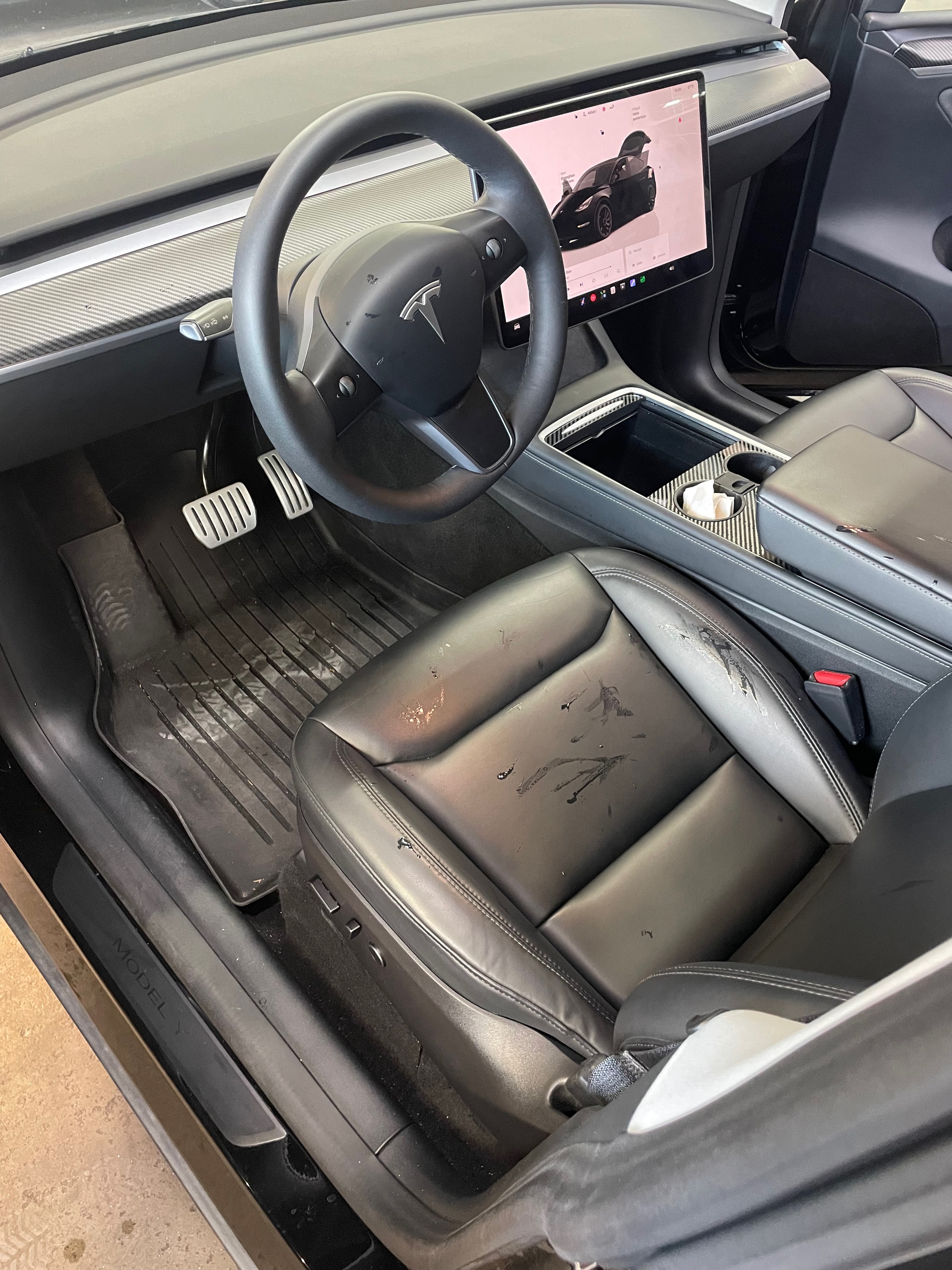 Tesla Innenraum vor der Reinigung – AutoCares